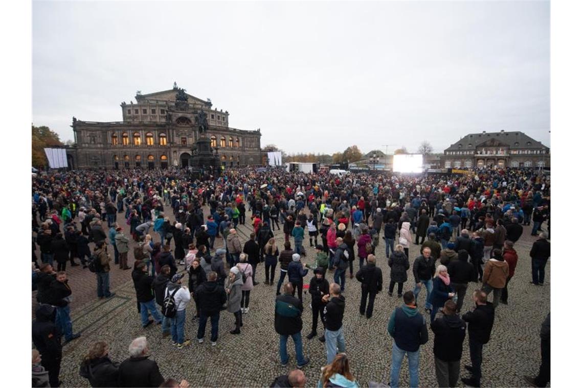 Dresden verbietet für Samstag geplante „Querdenken“-Demos Eine Demonstration der Initiative „Querdenken 351“ im Oktober 2020 in Dresden. Die Stadt hat für Samstag geplante „Querdenken“-Demos verboten. Foto: Sebastian Kahnert/dpa-Zentralbild/dpa