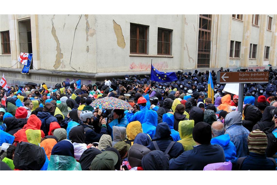 Eine Demonstration der Opposition gegen das "russische Gesetz" in der Nähe des Parlamentsgebäudes.