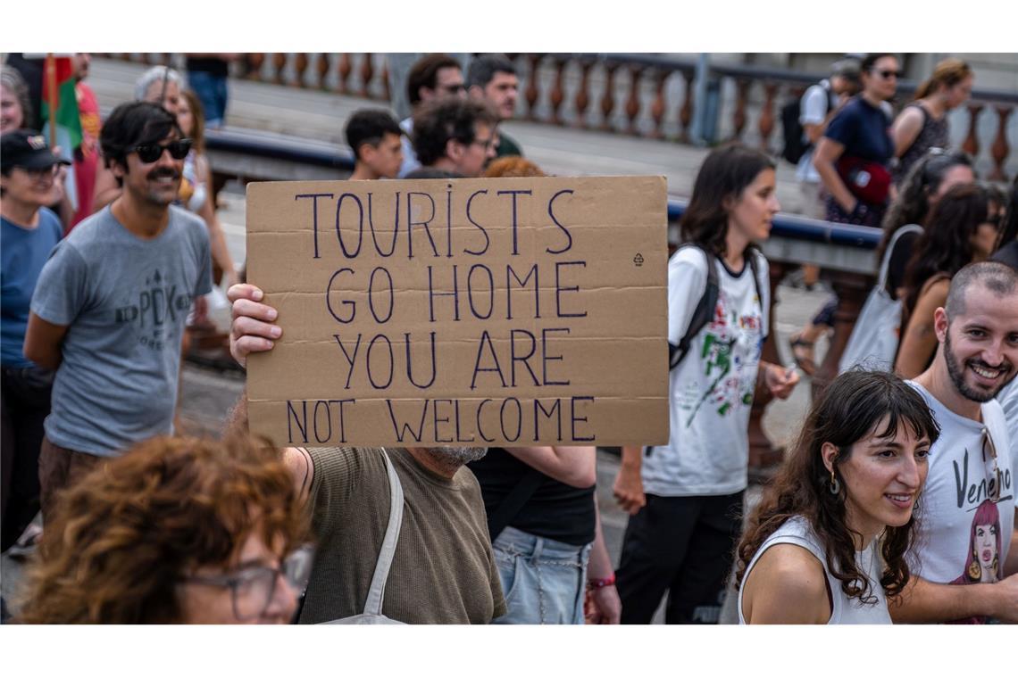 Eine Demonstration gegen Massentourismus in Barcelona. (Archivbild)