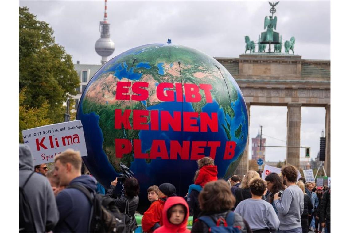 Bund muss beim Klimaschutz nachbessern - Koalition streitet Eine Demonstration von Fridays for Future im September 2019 in Berlin. Foto: Jens Büttner/zb/dpa