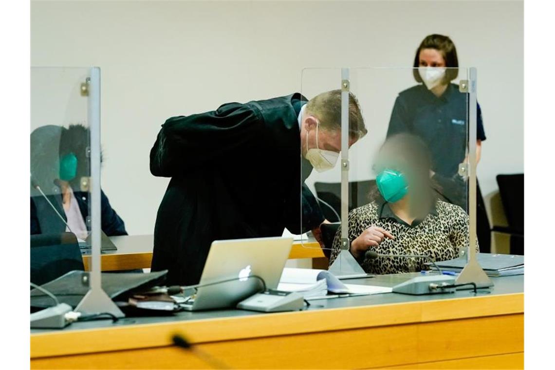 Versuchter Mord an Ehemann: Frauen fechten Urteil an Eine der beiden Angeklagten spricht mit ihrem Anwalt im Verhandlungssaal des Landgerichts. Foto: Uwe Anspach/dpa/Archivbild