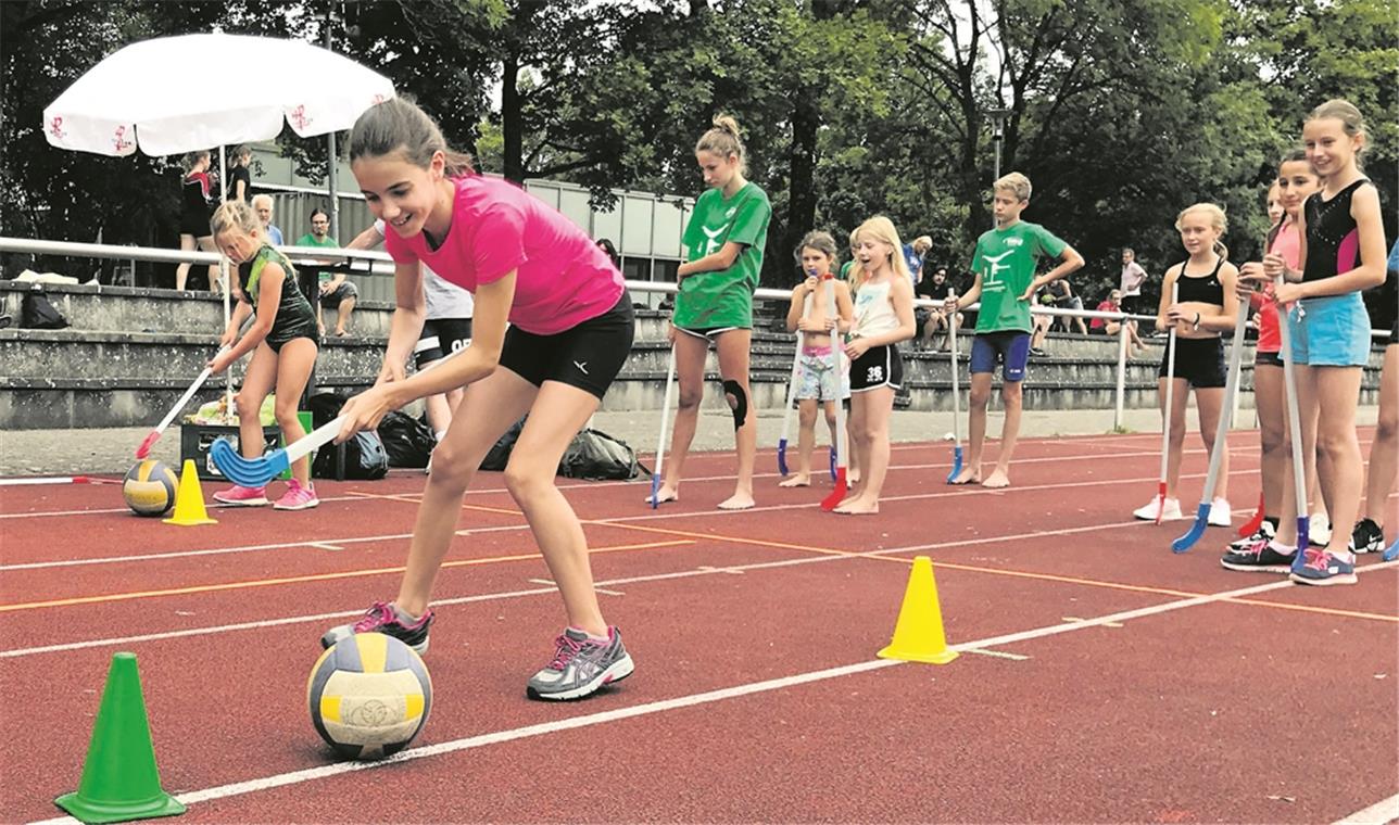 Eine der Disziplinen beim Gaukinderturnfest in Weissach im Tal war das Volleyhockey. Foto: S. Ruopp