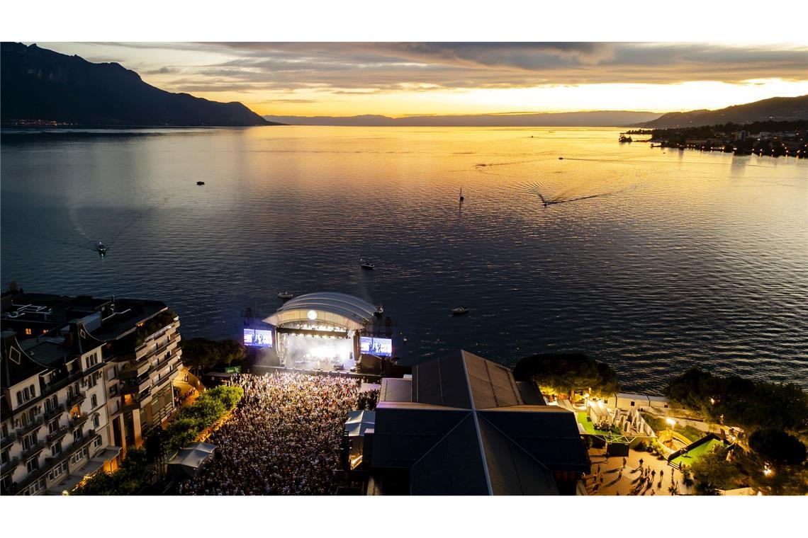 Eine der Hauptbühnen wurde direkt auf den Genfersee gebaut.