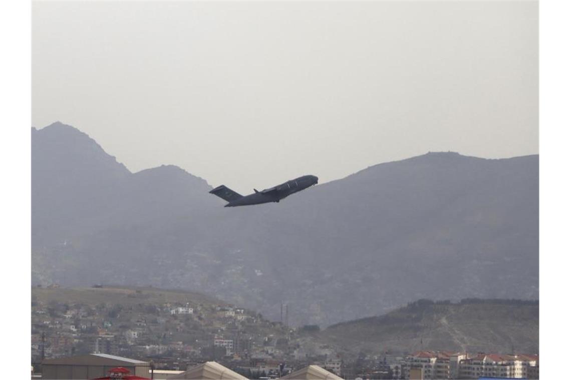 Eine der letzten US-Militärmaschinen startet vom Flughafen Kabul. Foto: ---/AP/dpa