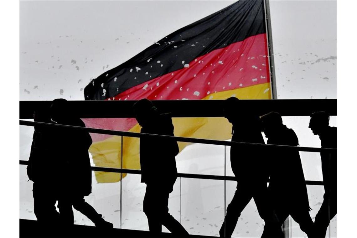 Studie: Politische Polarisierung nimmt zu Eine deutliche Mehrheit der Wahlberechtigten in Deutschland verortet sich politisch selbst in der Mitte. Foto: Paul Zinken/dpa