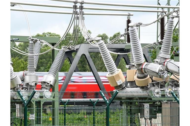 Eine Diesellok fährt auf der Südbahnstrecke über eine Brücke. Foto: Felix Kästle/dpa