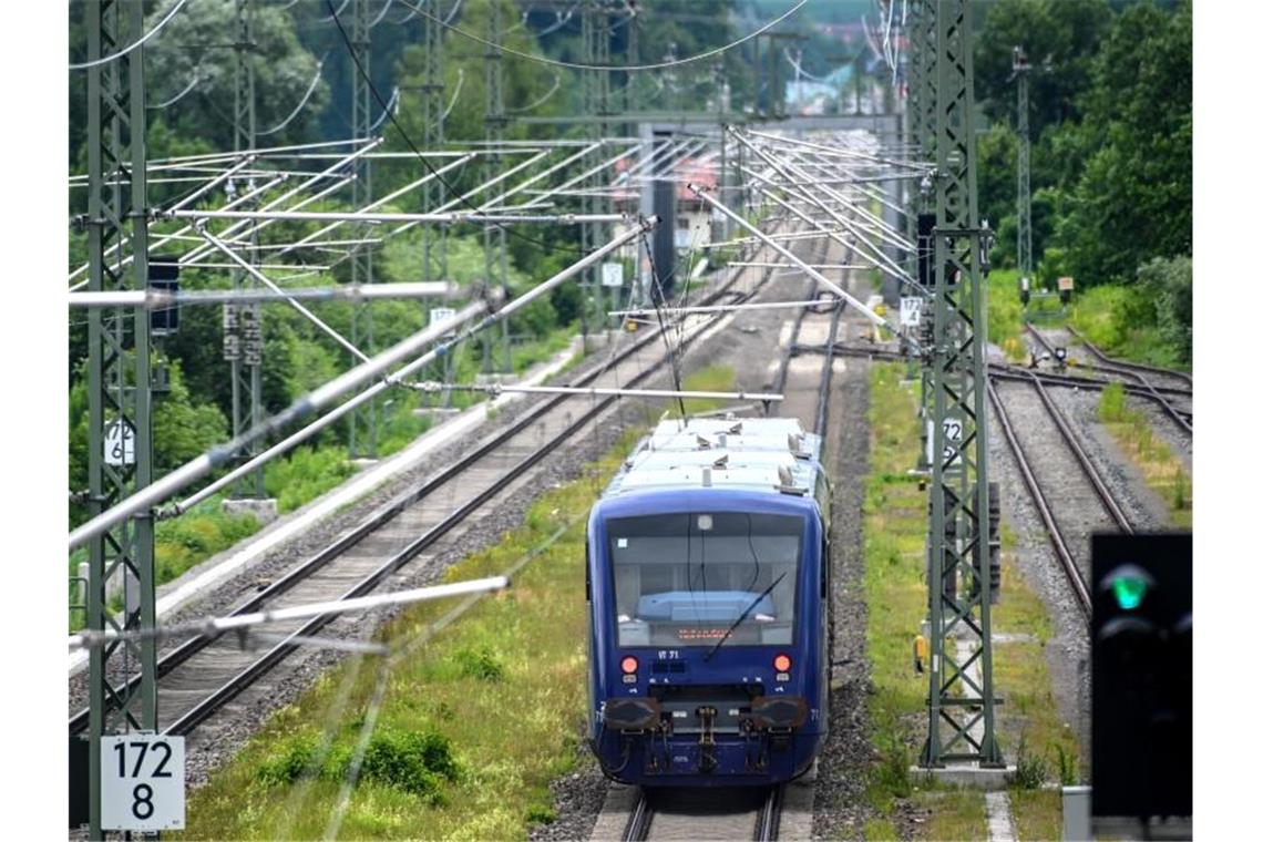 Eine Diesellok fährt auf der Südbahnstrecke von Ulm nach Friedrichshafen. Foto: Felix Kästle/dpa/Archiv