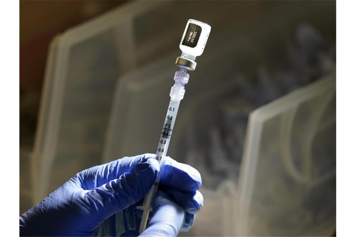 Mehr Corona-Lockerungen - Ein Fünftel vollständig geimpft Eine Dosis des Biontech/Pfizer-Impfstoffs wird vorbereitet. Foto: Elaine Thompson/AP/dpa