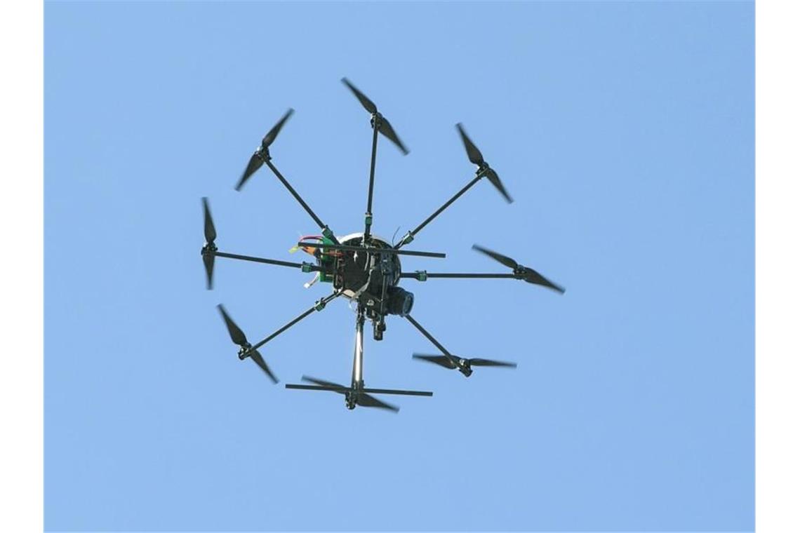 Gefängnis-Überflüge von Drohnen sollen verboten werden Eine Drohne, ein sogenannter Octocopter mit acht Propellern, schwebt in der Luft. Foto: Patrick Pleul/dpa-Zentralbild/ZB/Symbolbild