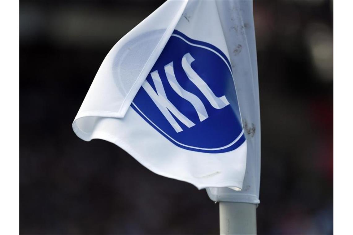 Karlsruher SC bezieht erneut Trainingslager in Spanien Eine Eckballfahne mit dem Logo des Karlsruher SC. Foto: Uli Deck/dpa/Archivbild