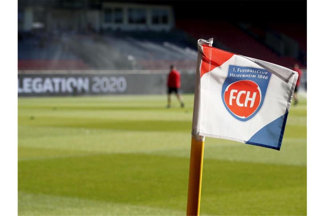 Nach zu viel Schnee: Heidenheim am 23. Februar in Paderborn Eine Eckfahne mit dem Vereinslogo vom 1. FC Heidenheim. Foto: Tom Weller/dpa/Archivbild
