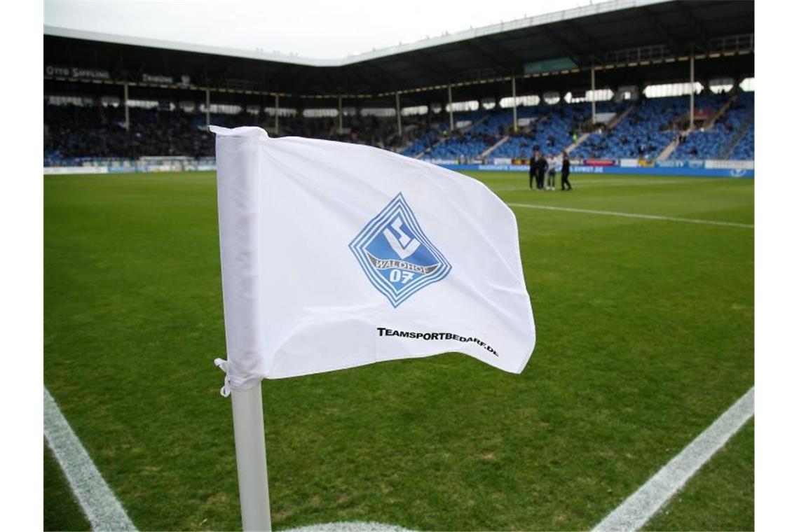 Mannschaftsfoto mit krankem Fan: Waldhof droht Ärger vom DFB Eine Eckfahne mit dem Vereinswappen des SV Waldhof Mannheim. Foto: Michael Deines/dpa/Archivbild