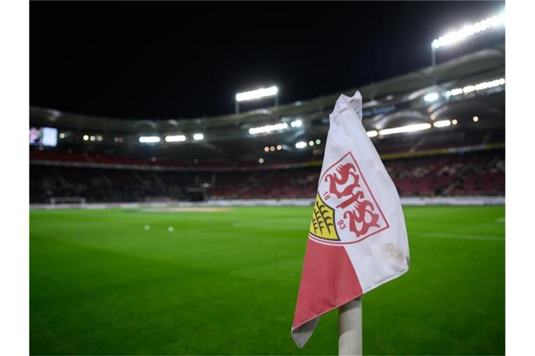 Eine Eckfahne mit dem Wappen des VfB in der Mercedes-Benz Arena. Foto: Sebastian Gollnow/dpa/Archivbild