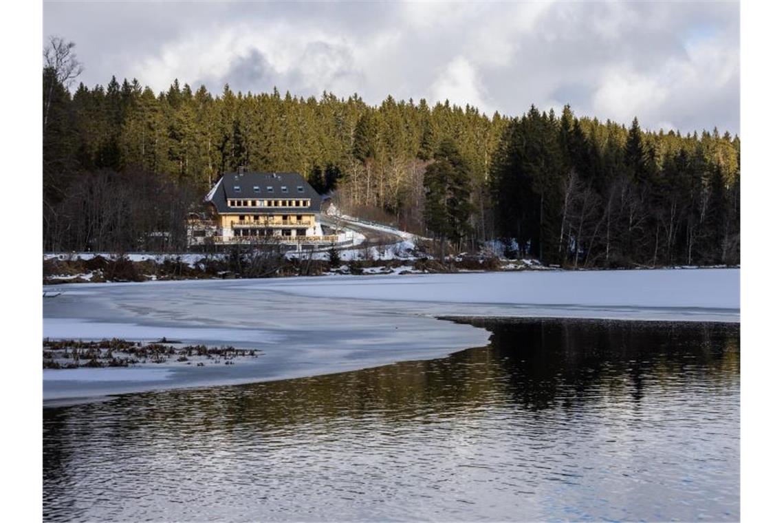 Eine Eisschicht schwimmt auf dem Windgfällweiher nahe dem Schluchsee. Foto: Philipp von Ditfurth/dpa/Archivbild