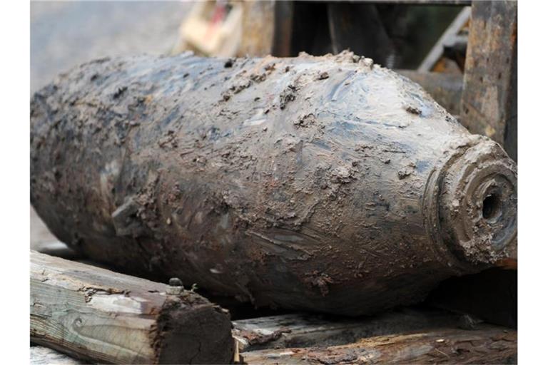 Eine entschärfte Fliegerbombe aus dem Zweiten Weltkrieg wird abtransportiert. Foto: Uwe Zucchi/dpa/Archivbild