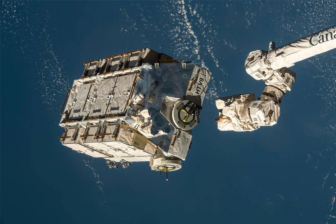 Eine externe Palette mit ausgedienten Nickel-Wasserstoff-Batterien wurde vom Canadarm2-Roboterarm der ISS freigegeben. Trümmerteile eines ausrangierten Batteriepakets der Internationalen Raumstation ISS könnten am Freitag auf die Erde niedergehen. Deutschland treffen sie aller Voraussicht nach aber nicht.