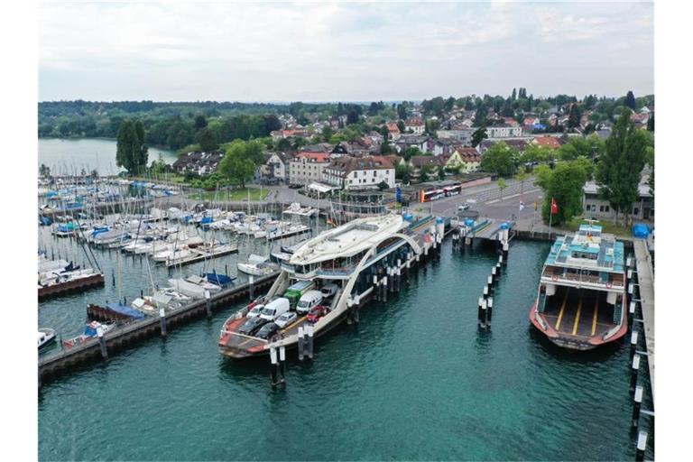 Eine Fähre legt im Fährhafen in Konstanz ab, um über den Bodensee nach Meersburg zu fahren. Foto: Felix Kästle/dpa/Archivbild