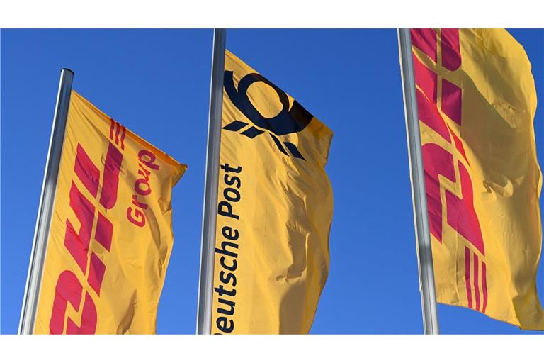 Eine Fahne der Deutschen Post weht im Wind. Die Deutsche Post gehört zum Logistikkonzern DHL.