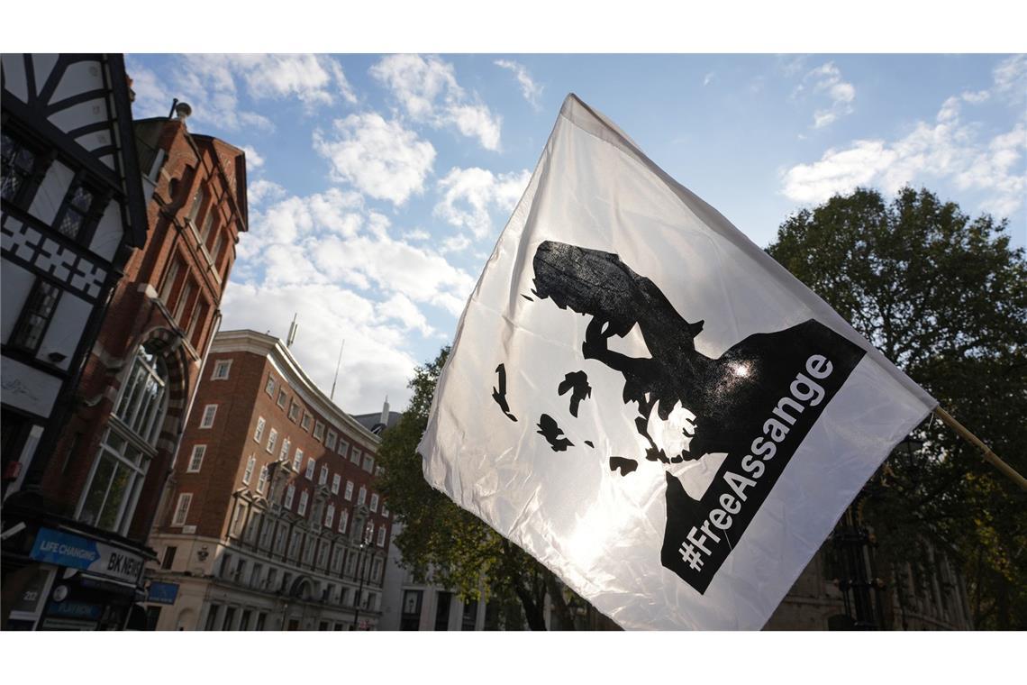 Eine Fahne mit dem Konterfei von Julian Assange wird bei einer Demonstration vor dem Royal Courts of Justice in London geschwenkt.