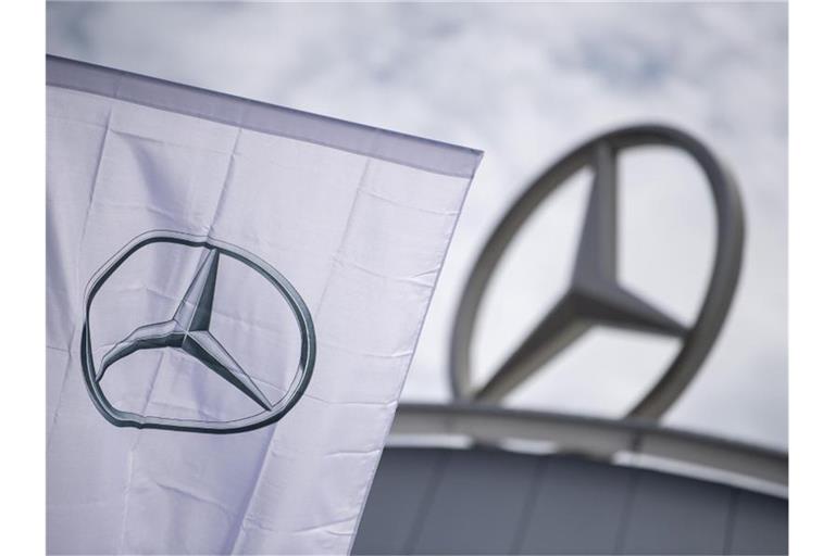 Eine Fahne mit dem Logo der Marke Mercedes-Benz weht im Wind. Foto: Sebastian Gollnow/dpa/Symbolbild