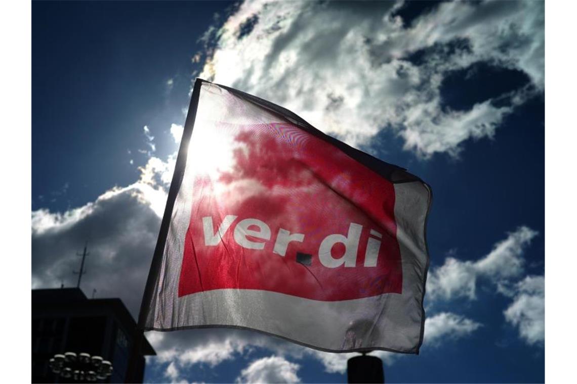 Verdi will Lohnplus von 5,5 Prozent im Groß- und Außenhandel Eine Fahne von Verdi weht während einer Kundgebung. Foto: Ina Fassbender/dpa/Symbolbild