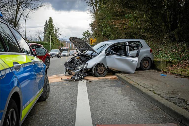 Eine Fahrspur der Weissacher Straße war während der Unfallaufnahme gesperrt. Foto: Alexander Becher