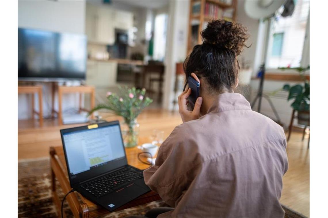 Einkommensunterschied: Frauen im Südwesten hinken hinterher Eine Frau arbeitet im Homeoffice. Foto: Sebastian Gollnow/dpa/Symbolbild