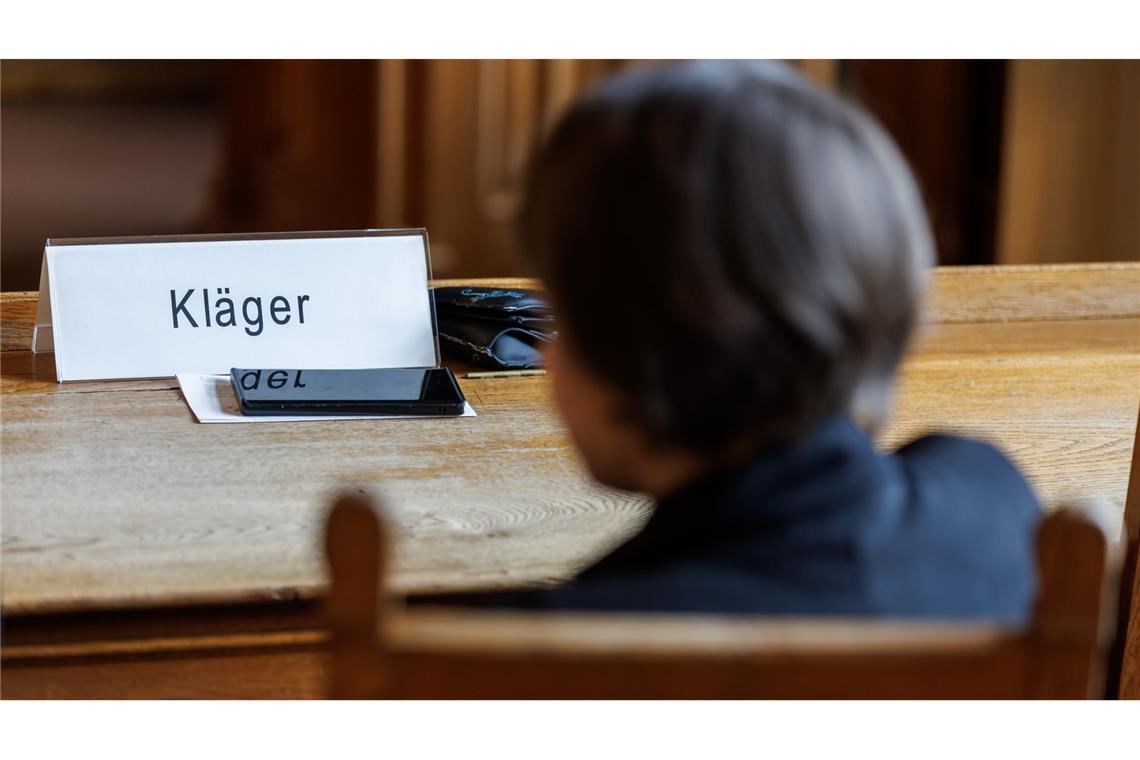 Eine Frau, die den Impfstoffhersteller Astrazeneca auf Schadenersatz verklagt, sitzt vor Beginn einer Berufungsverhandlung im Oberlandesgericht (OLG) Bamberg.