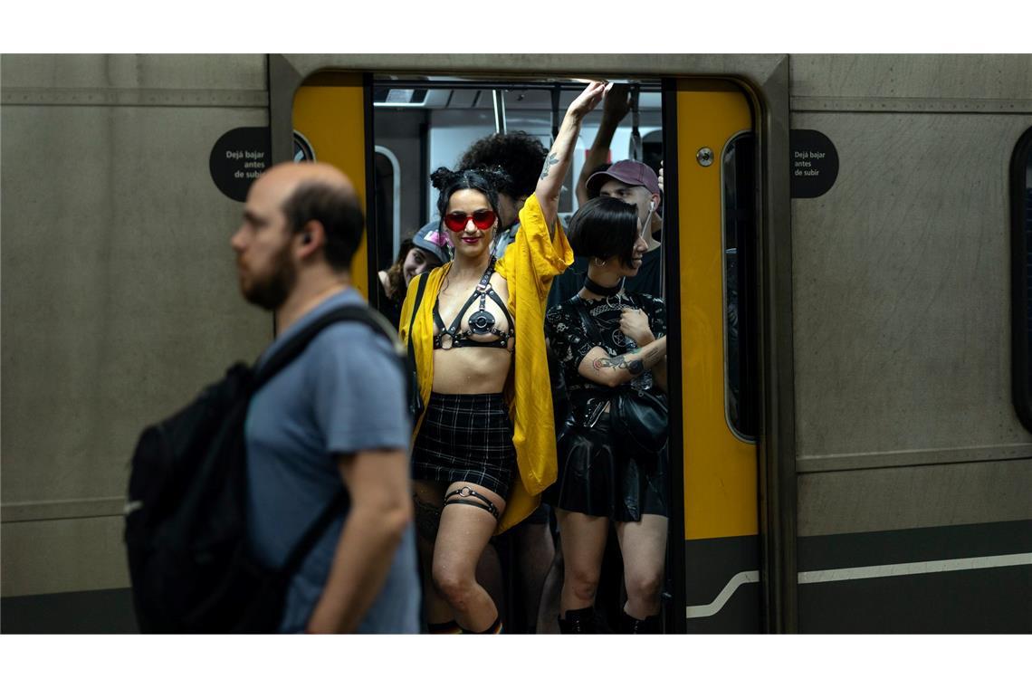 Eine Frau fährt in der U-Bahn auf dem Weg zur 33. jährlichen Pride-Parade in Buenos Aires.