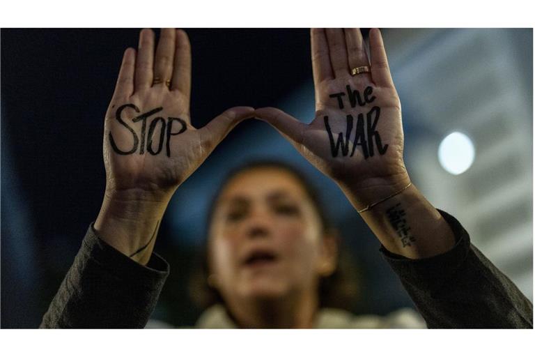 Eine Frau  fordert bei einer Demonstration die Freilassung von Geiseln, die im Gazastreifen von der islamistischen Hamas festgehalten werden.