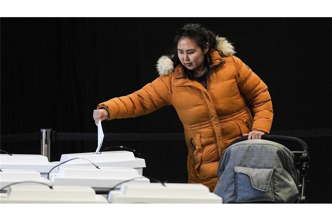 Eine Frau gibt ihre Stimme in einem Wahllokal in Nuuk ab.