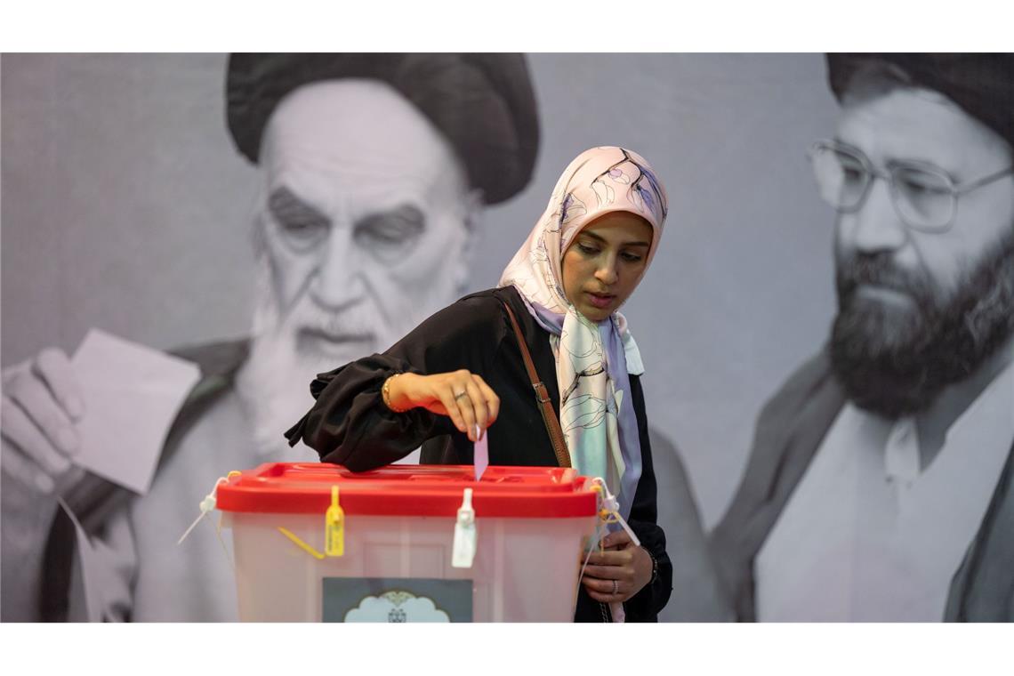 Eine Frau gibt im Norden der Hauptstadt Teheran ihre Stimme ab. Der nächste iranische Präsident wird in einer Stichwahl bestimmt.