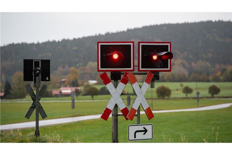 Eine Frau hatte einen Mann in einem Rollstuhl über einen unbeschrankten Bahnübergang geschoben, als sich ein Regionalzug näherte. (Symbolbild)