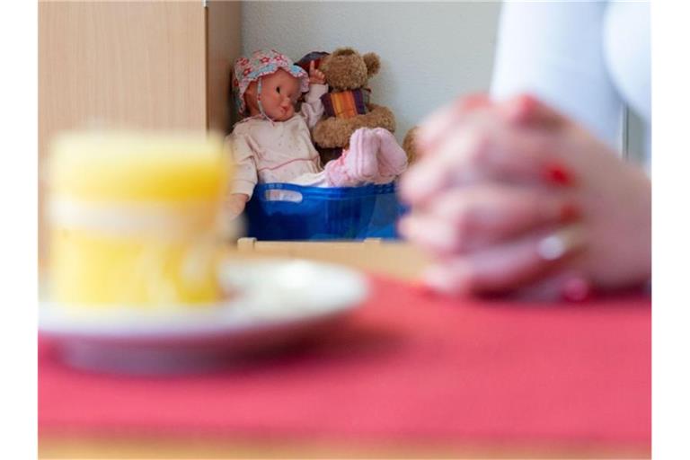 Eine Frau holt sich bei einer Schwangerschaftsberatung Rat. Foto: Marijan Murat/dpa/Symbolbild