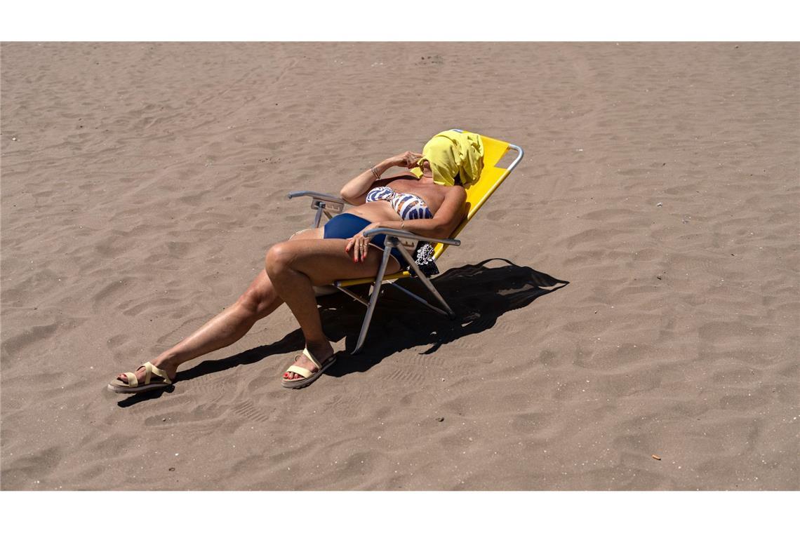 Eine Frau nimmt ein Sonnenbad am Strand Las Toscas in Mar del Plata in Argentinien.