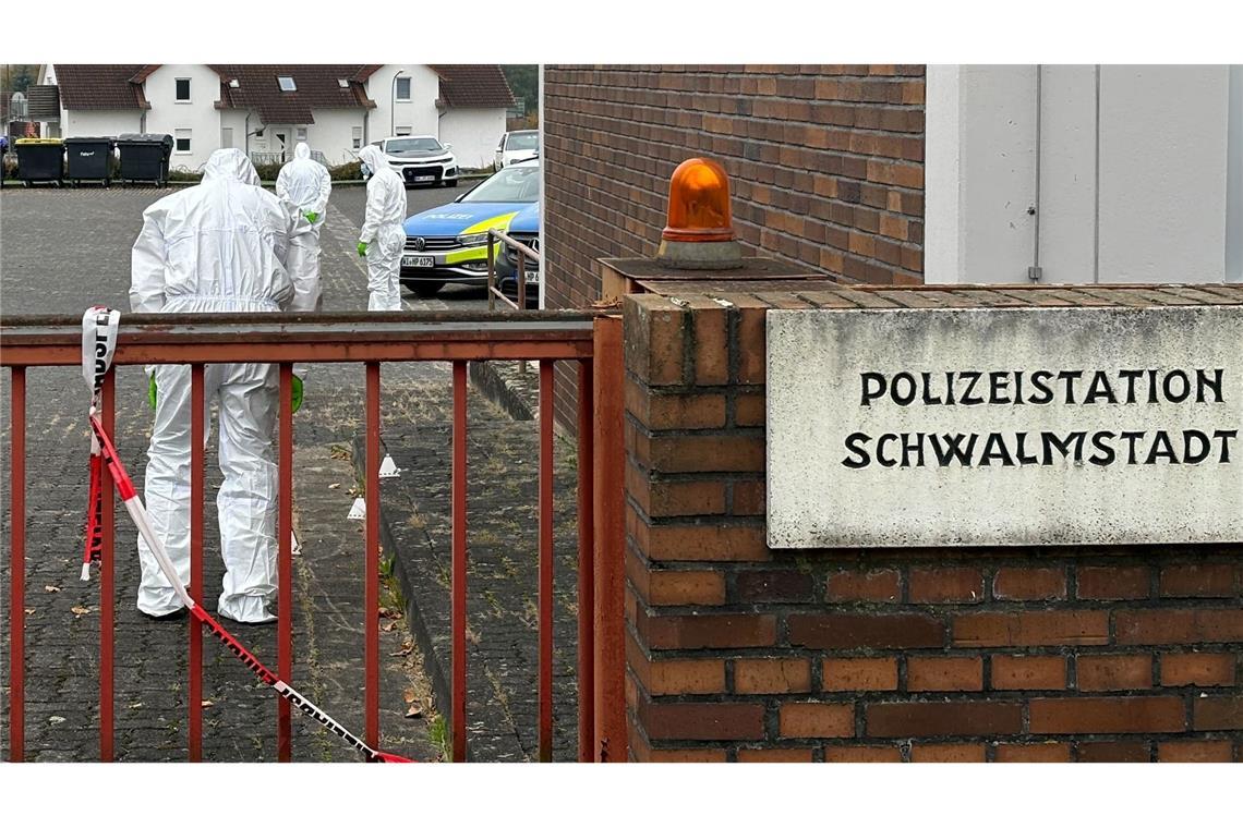 Eine Frau richtet eine Waffe auf Beamte vor der Polizeiwache in Schwalmstadt und wird erschossen. Laut den Ermittlungen handelte es sich nicht um eine scharfe Waffe.