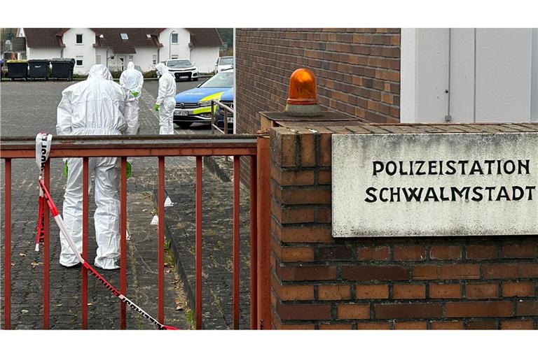 Eine Frau richtet eine Waffe auf Beamte vor der Polizeiwache in Schwalmstadt und wird erschossen. Laut den Ermittlungen handelte es sich nicht um eine scharfe Waffe.