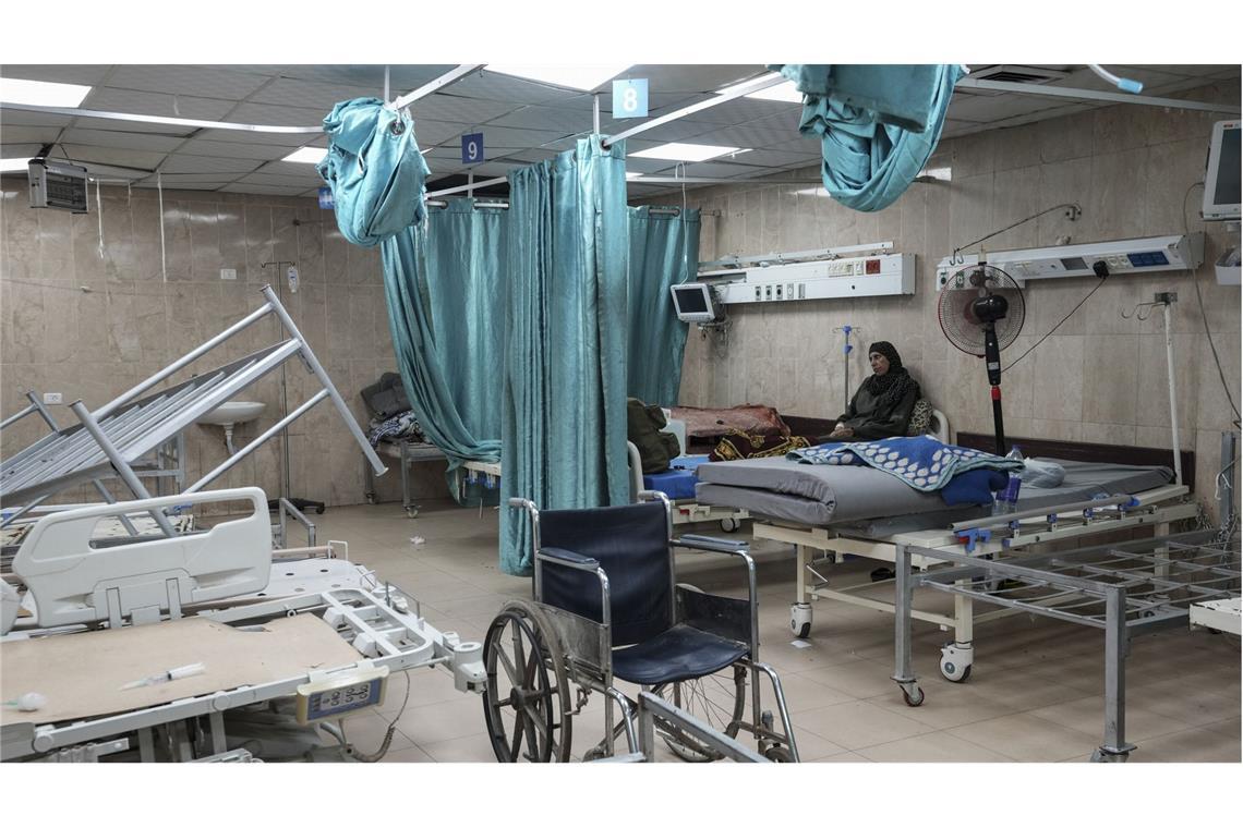 Eine Frau sitzt auf einem Bett in einem Zimmer des Al-Aqsa-Märtyrer-Krankenhauses. Israel gab einen Evakuierungsbefehl für ein weiteres Krankenhaus im Gazastreifen (Archivfoto).