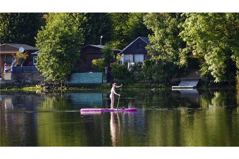 Eine Frau stürzt von ihrem Stand-up-Paddle in den Fluss, die Rettungskräfte können sie nur noch tot bergen.