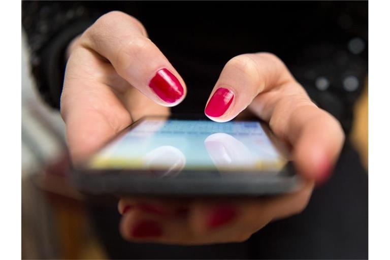 Eine Frau tippt auf einem Smartphone. Foto: Sebastian Gollnow/dpa/Symbolbild