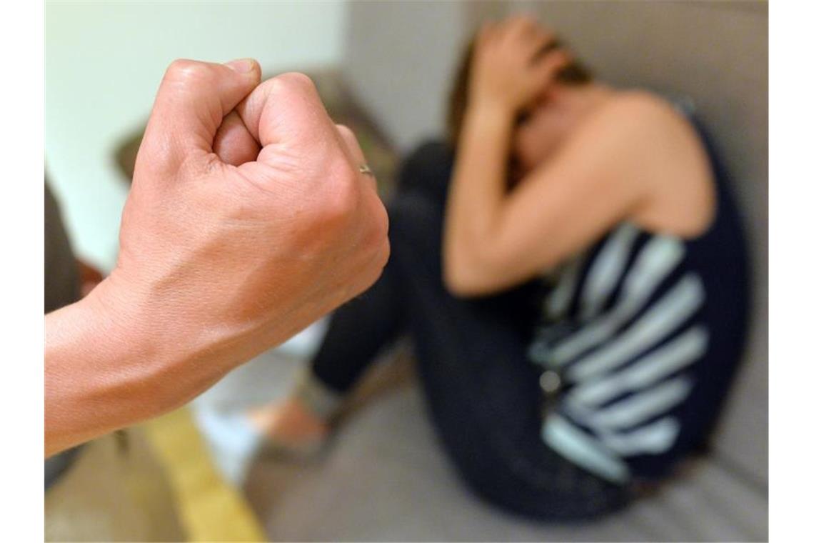 Mehr als 13.200 Fälle häuslicher Gewalt im Südwesten Eine Frau versucht, sich vor der Gewalt eines Mannes zu schützen (gestellte Szene). Foto: Maurizio Gambarini/dpa