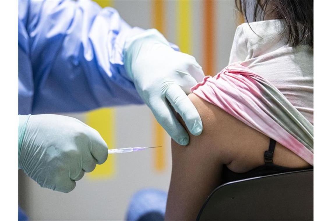 Hoffnung auf Corona-Lockerungen - Impfpflicht wird konkreter Eine Frau wird im Impfzentrum Berlin-Tegel gegen das Coronavirus geimpft. Foto: Fabian Sommer/dpa