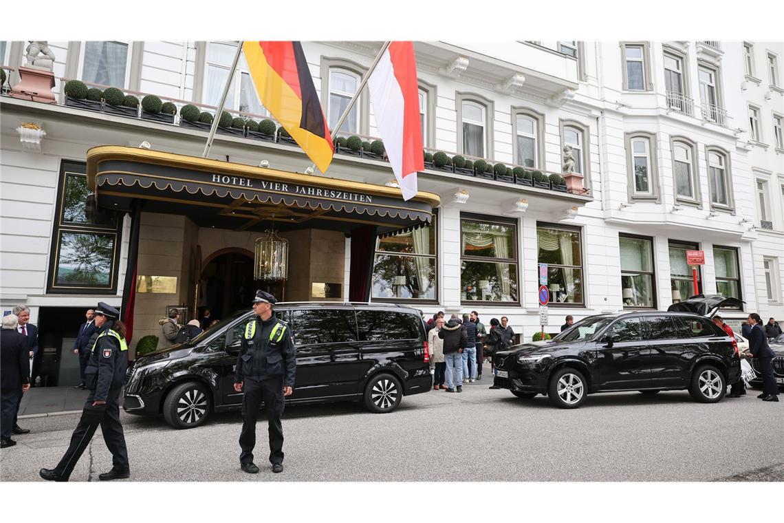 Eine ganze Fahrzeugkolonne hielt vor der Unterkunft in Hamburg.