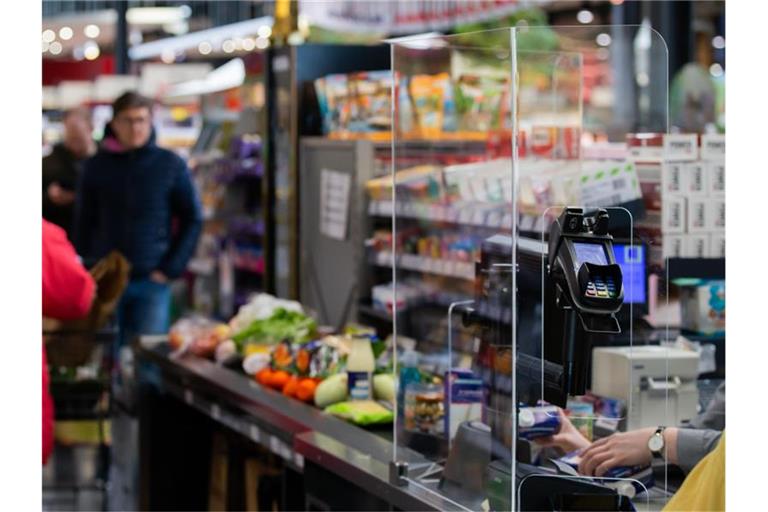 Eine geschützte Kasse in einem Supermarkt ist zu sehen. Foto: Tom Weller/dpa/Symbolbild