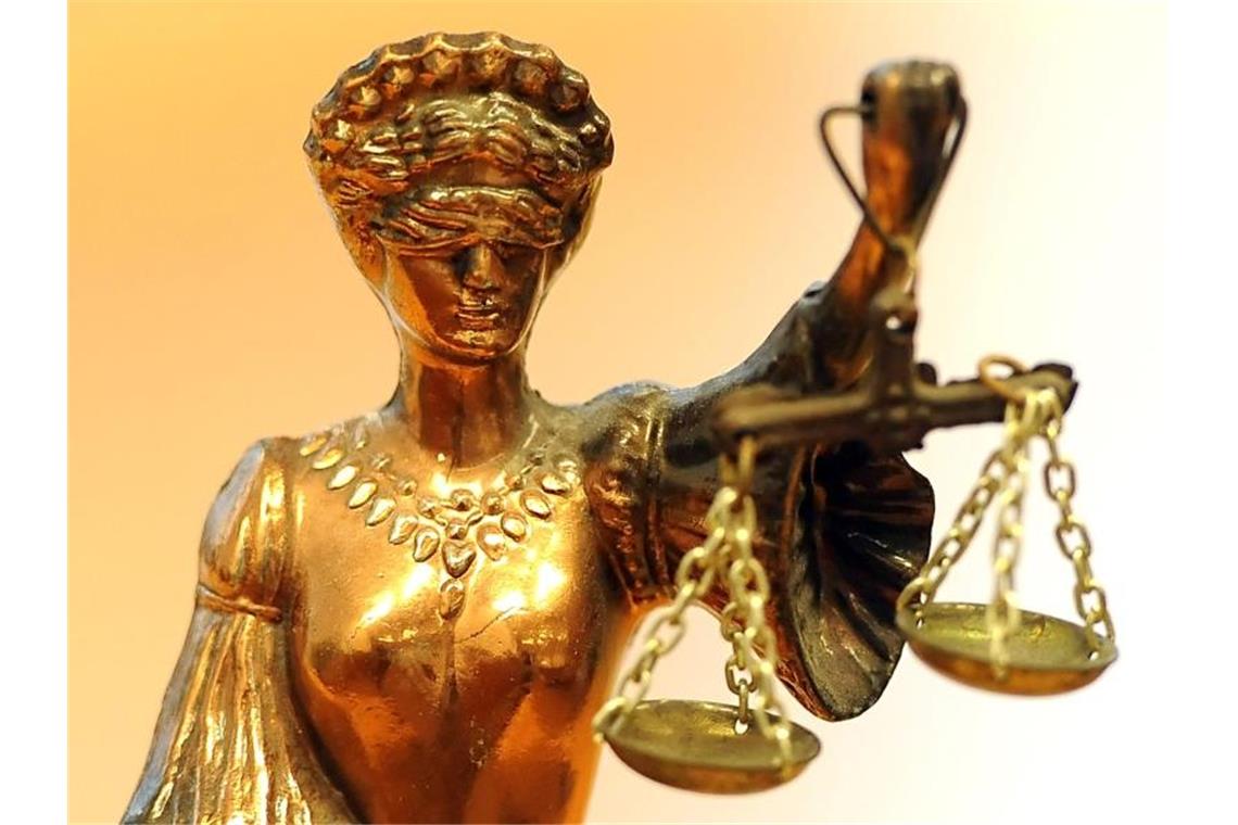 Urteil in Prozess um Säuglings-Misshandlung erwartet Eine goldfarbene Justitia-Figur. Foto: Britta Pedersen/ZB/dpa/Symbolbild