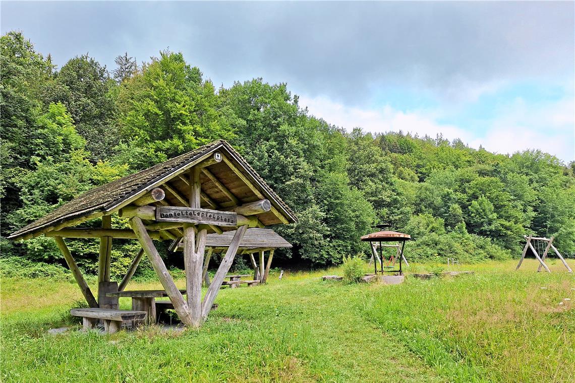 Eine grüne Oase findet man in Spiegelberg an der Grillstelle im Denteltal (Foto: Gemeinde Spiegelberg).