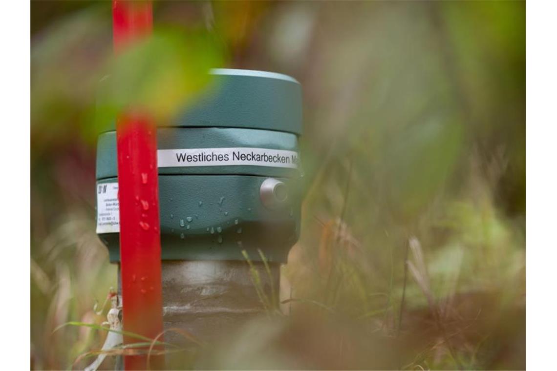 Eine Grundwassermessstelle der Landesanstalt für Umwelt Baden-Württemberg steht auf einer Wiese. Foto: Marijan Murat/dpa/Symbolbild