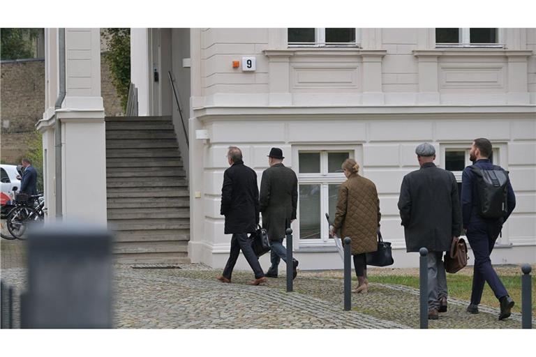 Eine Gruppe des BSW Brandenburg, an deren Spitze BSW-Mitglied Detlef Tabbert und BSW-Landesvorsitzender Robert Crumbach (l-r), betritt die Brandenburger SPD Parteizentrale.