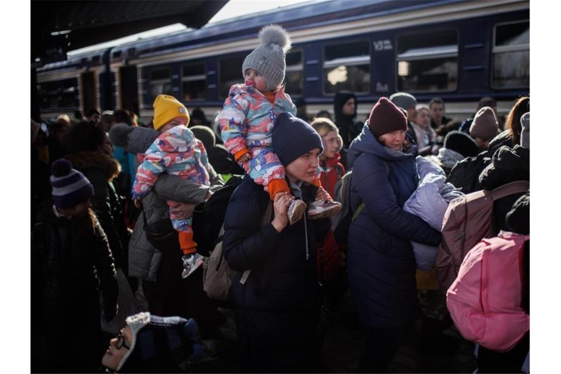 In Polen bereits 500.000 Flüchtlinge eingetroffen Eine Gruppe von Geflüchteten aus der Ukraine kommt am Bahnhof von Przemysl an. Foto: Alejandro Martínez Vélez/EUROPA PRESS/dpa