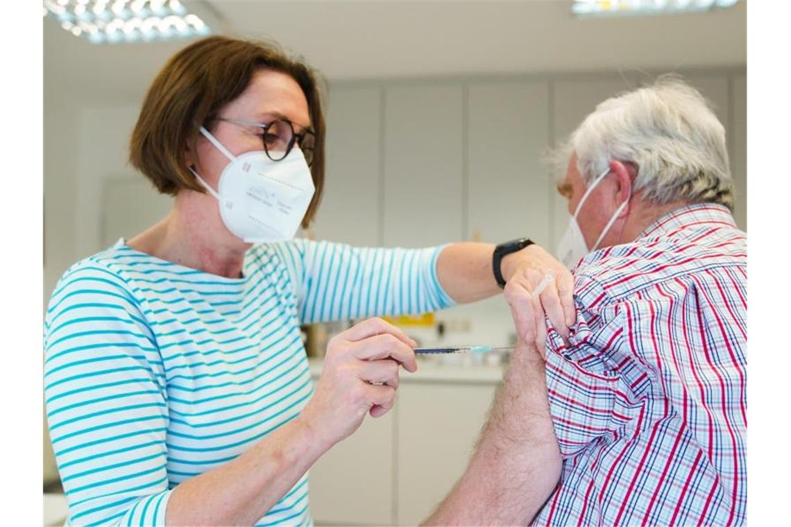 Appell zu Tests in Betrieben - Bald Impfungen beim Hausarzt Eine Hausärztin verabreicht in Naila einem Patienten eine Impfung gegen Covid-19. Foto: Nicolas Armer/dpa